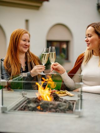 Září – čas, kdy léto pomalu předává štafetu podzimu. Přes den ještě hřejí paprsky, večer už láká světlo plápolajícího...