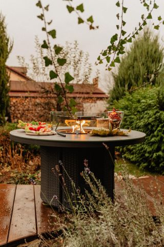 🍁 Když dny chladnou a příroda se halí do zlatavých barev, není nic lepšího, než se zachumlat do deky, sednout si venku......